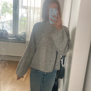 Grå stickad tröja - Stickad tröja med krage som är jätte mysig under hösten och vintern! Inte använd 💞 frakt diskuteras vid köp