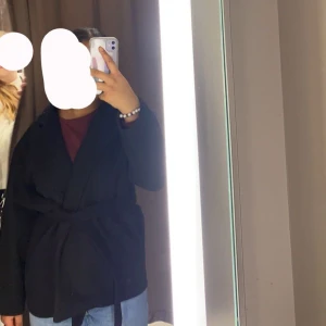 Slutsåld kappa  - Jag säljer min kappa från missäy i storlek S då den ej kommer till användning längre. Den är i bra skick utan defekter och endast använd ett fåtal gånger, skriv gärna om ni vill ha mer bilder💓