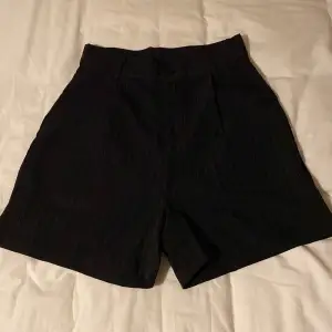 Fina shorts i fint skick, säljer då jag inte använder dem. Hittar inte vart dem är ifrån men är i storlek M, lite mindre i storleken. Tryck gärna på köp nu och använd plicks frakttjänst 
