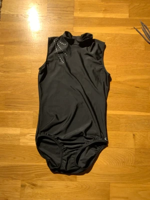Decathlon gymnastik dräkt barn - Tajt, svart gymnastikdräkt för barn. Den är använd men ändå i ganska bra skick.  