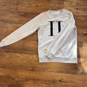Less deux sweatshirt  - Säljer en less deux sweatshirt storlek m/s