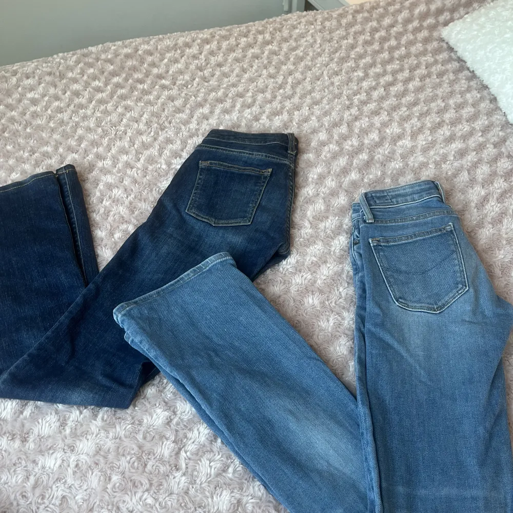 Två par as snygga låhmidjade Bootcut Crocker jeans, som jag ej tror finns att köpa längre. 250 styck eller  400 för båda! Dom mörkblå har en liten slits. Mörkblå är 23/32 och dom andra 23/31! MÖRKBLÅ SÅLDA. Jeans & Byxor.