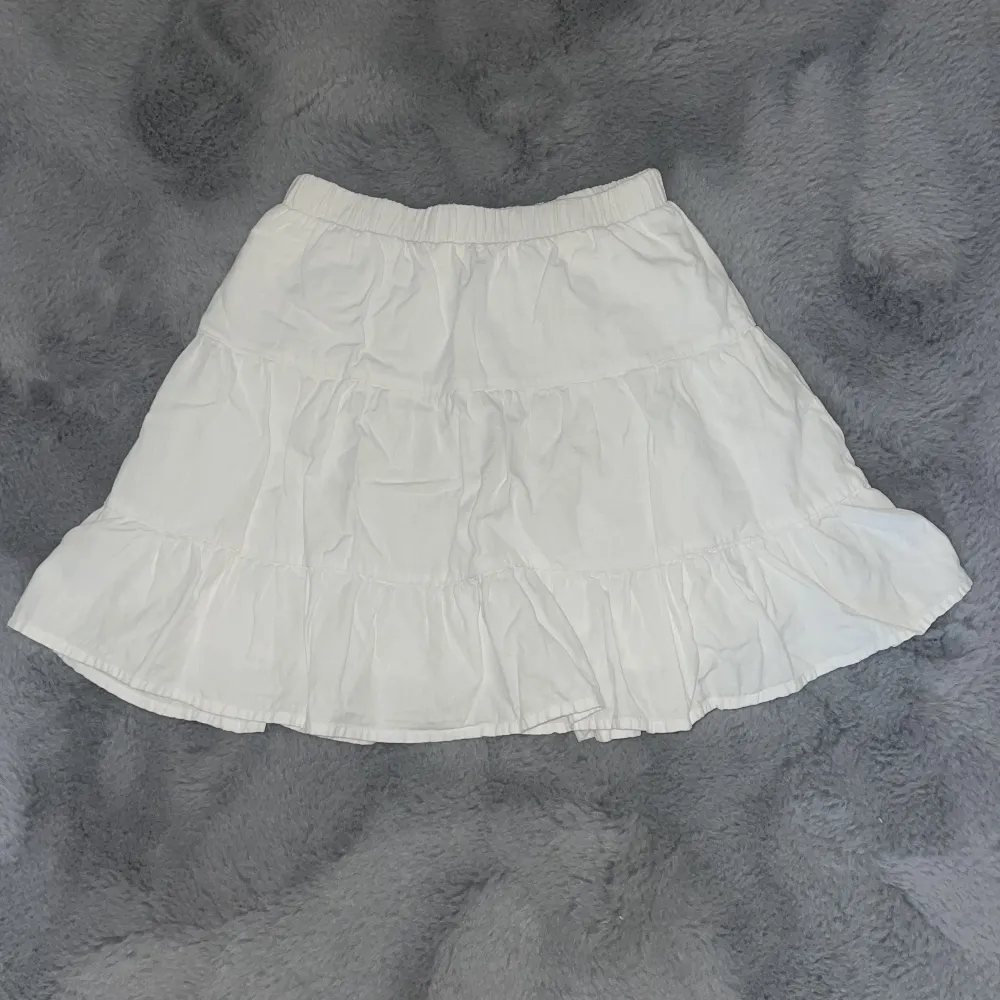 vit söt kjol, liten slitning som syns på bild 2. Kjolar.