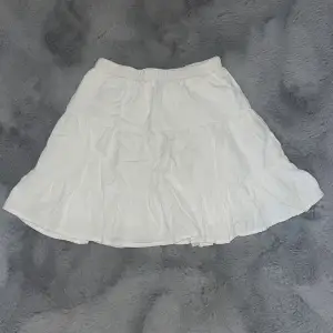 vit söt kjol, liten slitning som syns på bild 2