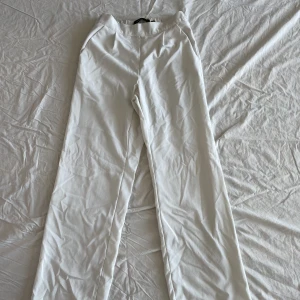 Vita kostymbyxor - Fina kostymbyxor från vero Moda i bomull. Väldigt sköna och faller fint! Knappt använda, strl xs, men passar även s/m då det är resor i midjan!