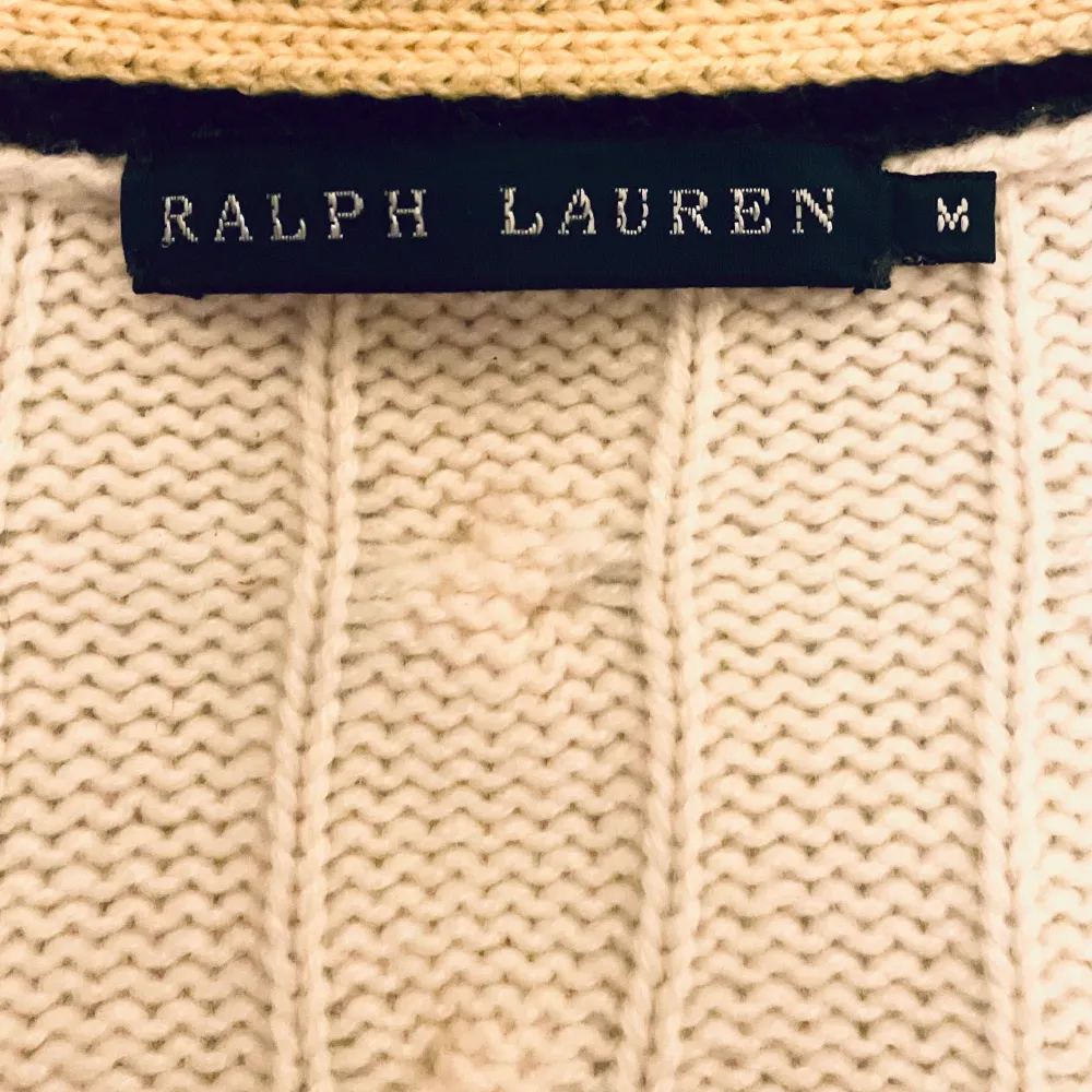 Kashmir-cardigan från Ralph Lauren med gul och mörkblå rand. . Stickat.