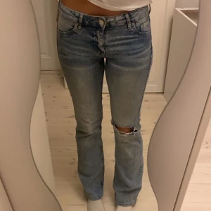 Lågmidjade jeans  - Säljer mina populära lågmidjade jeans från hm. Då dem inte kommer till användning längre. 