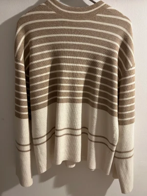 stickad tröja NAKD - använd fåtal gånger, strl M men passar även allt mellan S-Xl då den är lite oversize. 