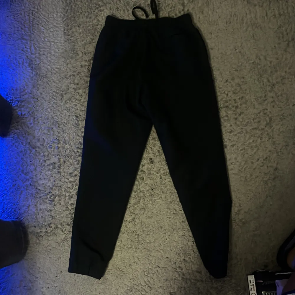 Säljer ett par nike track pants, dessa är väldigt sköna samtidigt luftiga så strl S men de sitter som M. för mer info är de bara att skriv så svara vi så snabbt som möjligt.. Jeans & Byxor.