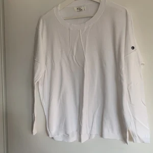 Monrow topp  - Super fin topp med droppad axel.  St S  Lite oversize   