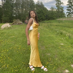 Balklänning gul  - Siden klänning perfekt till val eller likande! Öppen skurning i ryggen Jag är 173cm