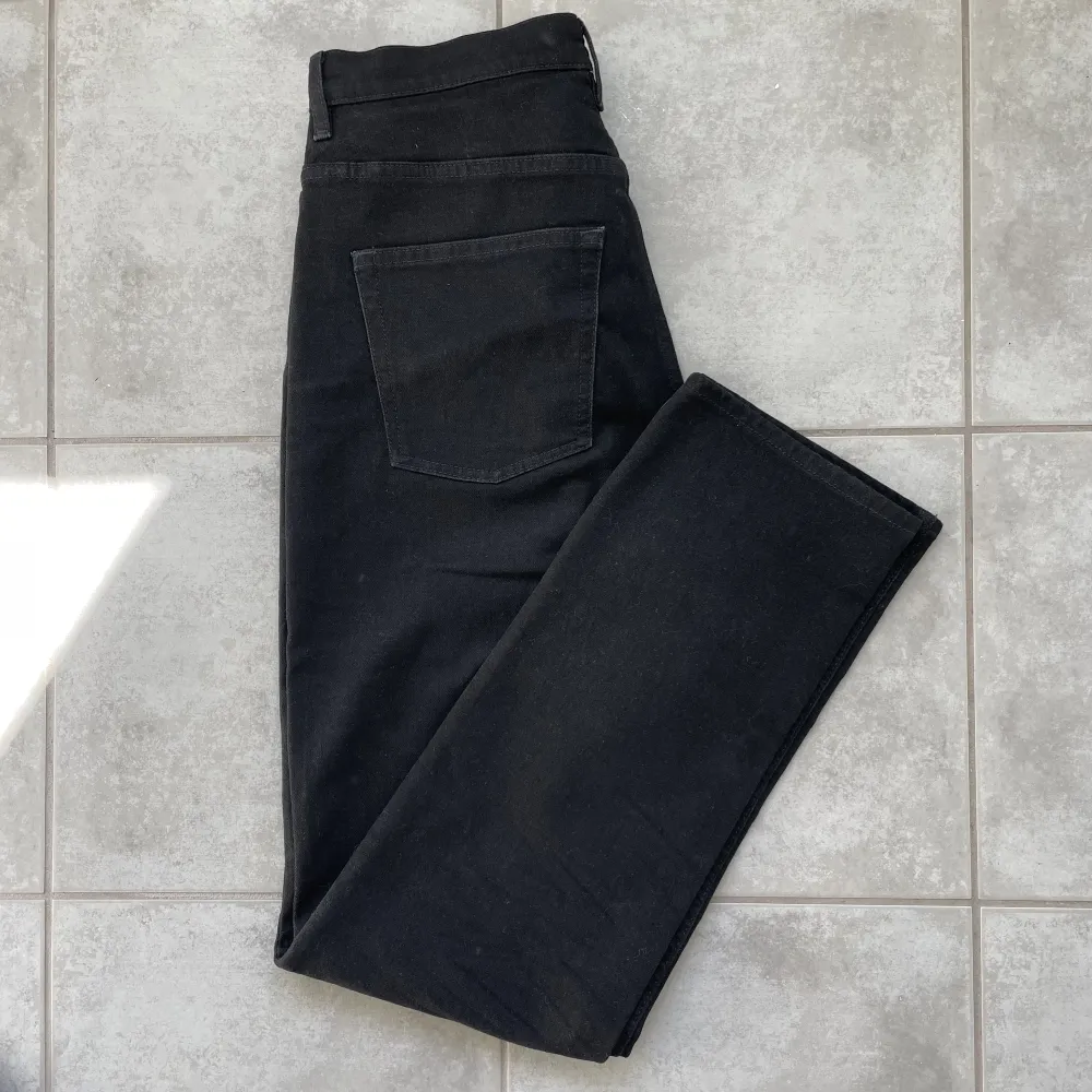 Slim straight cut denim jeans i svart färg från & other stories. Medelhöga i midjan.  Använda 2ggr så de är som nya.  Nypris: 790kr . Jeans & Byxor.