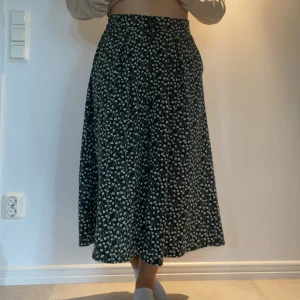 Kjol - Långkjol från monki i storlek S 