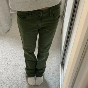 Diesel jeans  - Supersnygga mörkgröna Jeans från diesel, säljer då de är för stora på mig. Jag är vanligtvis stolek 34 och dehär tror jag passar bättre på typ 38💗💗