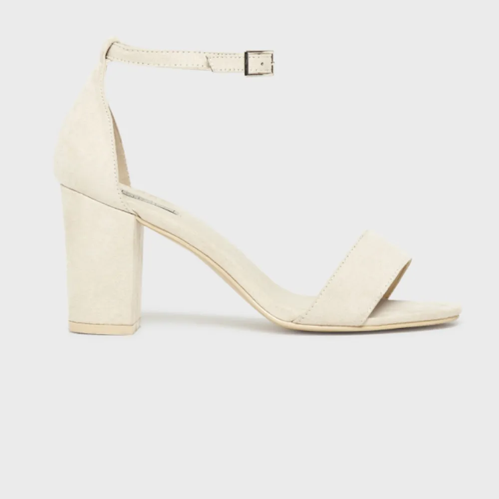 Vita klackar med 8 cm klackhöjd från Nelly. Modellen heter ”mid block heel sandal”, finns några tecken på användning därav den låga prissättningen. Skor.