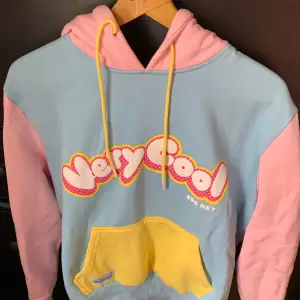 En hoodie från; Coolshirtz “very cool” i M (medium), i bubbelgum tema och färg. 