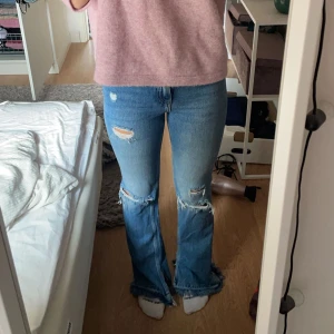 Jeans bershka  - Jeans med hål från bershka köpte här på plick för ett tag sedan, aldrig använda. Jag är 1.64cm och jeansen är långa på mig. Skriv privat för fler bilder 💙