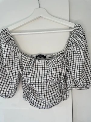Rutig blus - Superfin blus från bershka med puffärm.💞