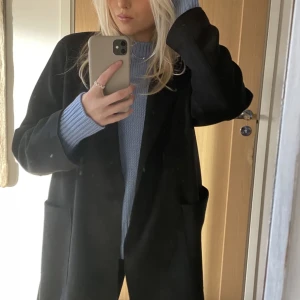 Kappa från zara - Säljer denna svarta tunna kapp från zara, som är svart! I storlek S🤍supersnygg nu till hösten