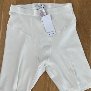Shorts  - Underställs shorts som aldrig använda. Prislapp sitter kvar  Märke är hunkemöller och NA-KD 