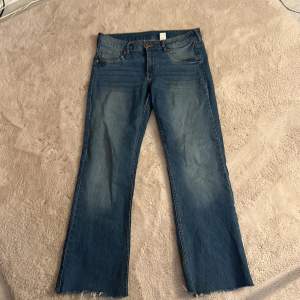Mörkblåa jeans från hm i storlek 40 och i längden sitter de runt 150-155 cm 