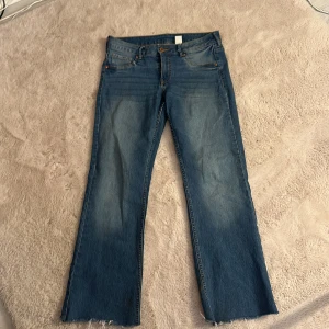 Jeans  - Mörkblåa jeans från hm i storlek 40 och i längden sitter de runt 150-155 cm 