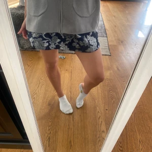 Blå och silvrig kjol - Den är ganska stor på mig så har vikt upp den på dom två första bilderna, men på sista är den inte vikt!!! Hör av dig om du är intresserad💗💗💗