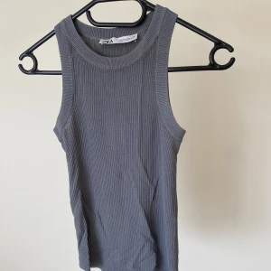 Topp 🌸 - Linne från zara i Xs, sitter superfint på! 💗💗