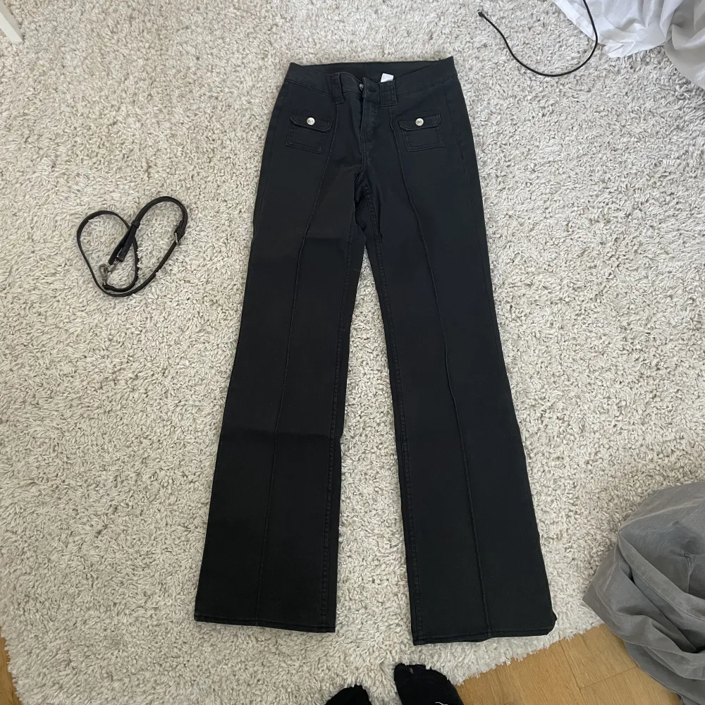 Populära byxor från hm strl 34. 200kr❤️. Jeans & Byxor.