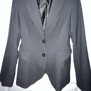 Svart kavaj - Fint skick, skönt material.