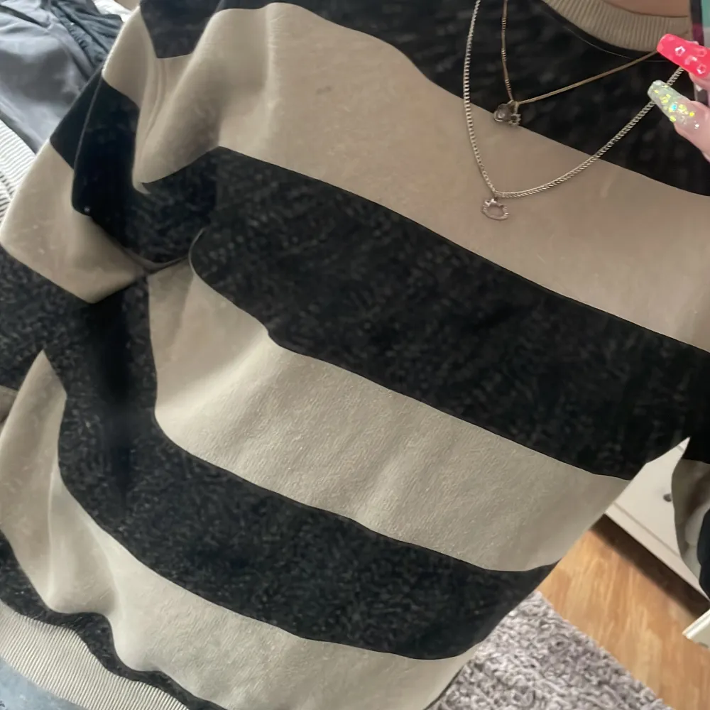 Randig tjocktröja i svart och beige från pull & bear, bara testad för jag tycker den va för liten så aldrig använt, såå skönt material . Hoodies.