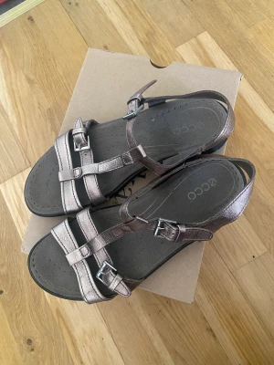 Ecco Dam sandaler  - Den är nästan ny. Jag har använt den 2-3 gånger bara. Den är Ecco sandal och 37 storlek. 