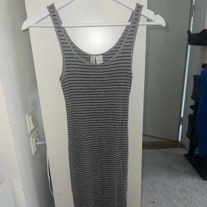 Randig klänning  - Grå randig klänning från hm. Stretch 