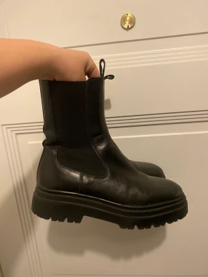 Boots - Boots från Zara, size 38. Some flaws in front (See picture 2 and 3), otherwise good condition.⚡️
