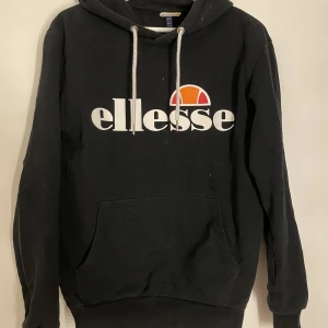 Ellesse hoodie - Svart Ellesse hoodie, mjuk inne fortfarande. Storlek 36. Skulle säga att den är mer som en 34.