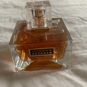 David Beckham intimetly - Varm, kryddig och sensuell doft. Behaglig under vinterhalvåret och passar perfekt för de kallaste utav dagar. Endast testad (74/75 ml kvar).