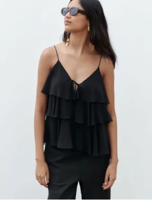 Zara volang topp - Hej säljer min zara topp jag köpte i somras. Den kom inte till andvändning och därför säljer jag den. 