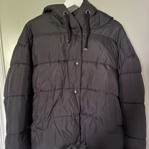 Svart jacka - Jättefin svart vinterjacka från vero Moda i storlek M, knappt använd🖤