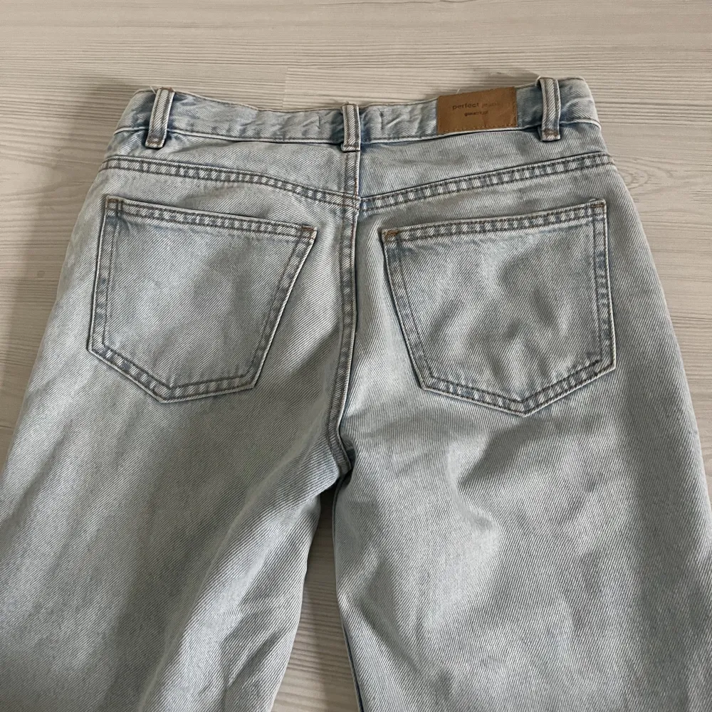 Ett par snygga jeans från Gina, använda få gånger då jag inte tycker dem sitter så snyggt. Storlek 32 . Jeans & Byxor.