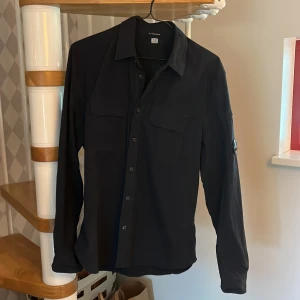 Cp Company overshirt - En jättesnygg overshirt som jag fick i present men inte kommit till användning, Skick är 9/10 då jag använt den fåtal gånger. Kan gå ner i pris vid snabb affär.