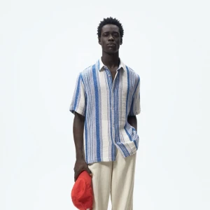 Kortärmad skjorta ZARA - Härlig färgad skjorta från ZARA! Säljer för den passar inte mig