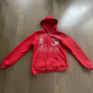 Aim for the moon hoodie - Säljer en röd aim for the moon hoodie då den ej kommer till användning skick 8/10