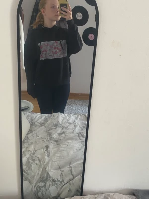 Svart kissing hoodie - Jätte fin svart Hoodie från lager 157 med, ett tryck på som jag har målat’