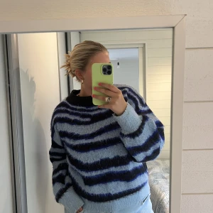 Blå Zebra Stickad tröja - En av mina all time favorit tröjor💙💙En stickad tröja från Anthropologie i blått Zebra mönster, med en sjukt mysig och fuzzy finish!!😍😍 Perfekta höst plagget 