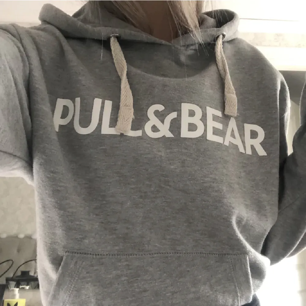 Helt ny hoodie från Pull & Bear, lite för stor för mig. Hoodies.
