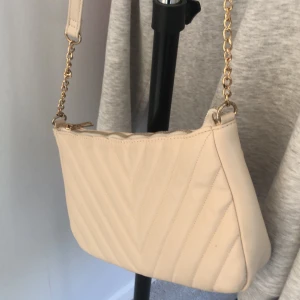 Handväska - Säljer denna fina handväska! Säljer pga att jag har så många väskor, den har inga defekter! ❣️