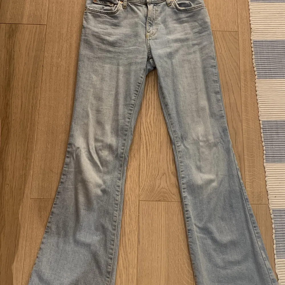 Lågmidjade jeans från Ginatricot. Säljer dem för de är lite för korta och lite för loose på vissa ställen.. Jeans & Byxor.