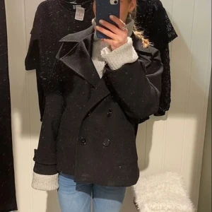 Svart kappa - Säljer en svart kappa med lappen kvar,första bilden är lånad! Sitter bra på mig som är Xs/S. Säljer då jag har en annan 💘