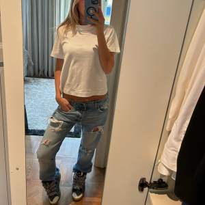 Skitsnygga lowwaisted baggy Levi’s med hål och slitningar W32 L34 Jag är 176 och bär 34,36 i jeans