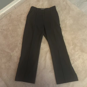 Kostymbyxor  - Högmidjade kostymbyxor från MADLADY i storlek 38-short  Lite långa för mig som är 1,55 